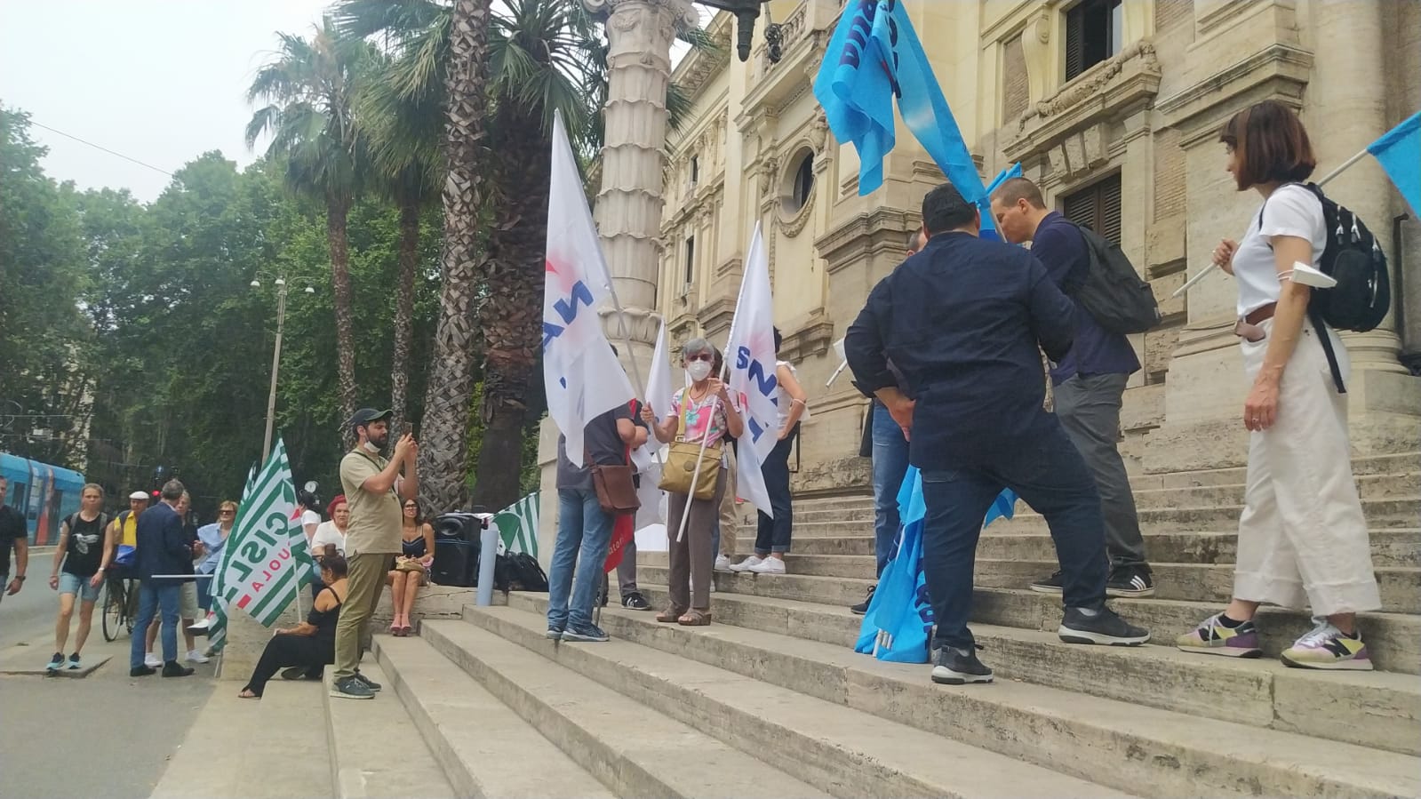 Docenti vincolati assunti da GPS protestano davanti agli uffici del Ministero dell’Istruzione, interviste esclusive